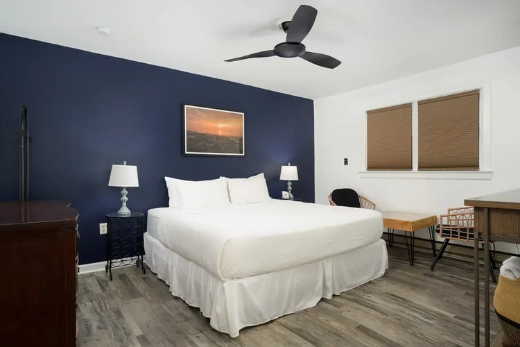 Ocean Glass_08 Anchor Suite Primary 1