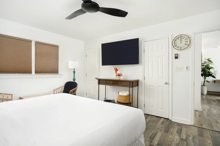 Ocean Glass_09 Anchor Suite Primary 2