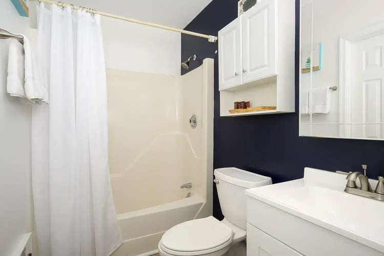 Ocean Glass_10 Anchor Suite Bath