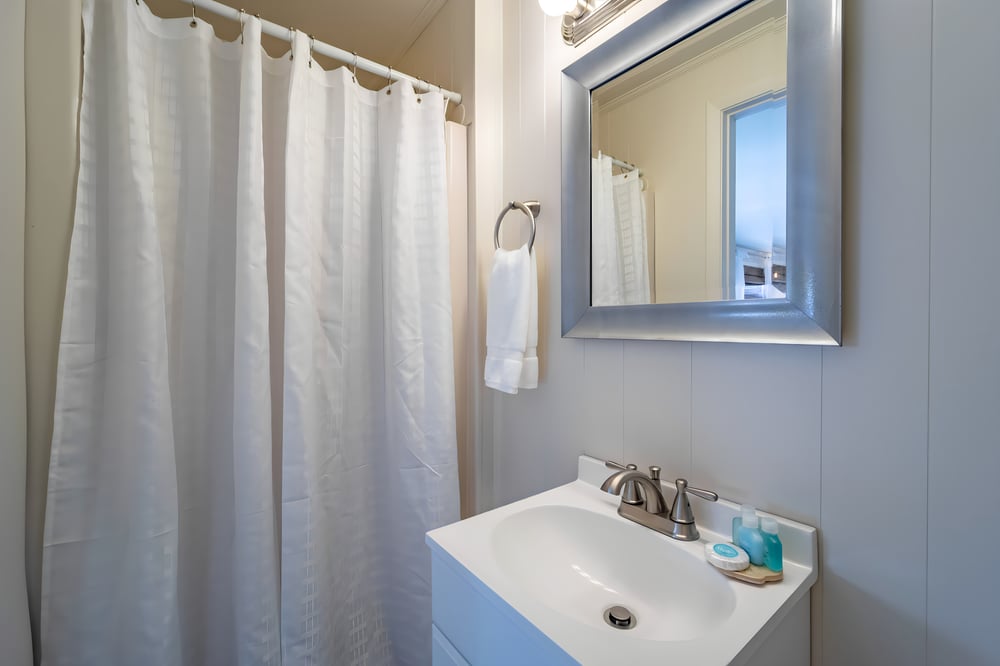 Cottage King Studio Bathroom