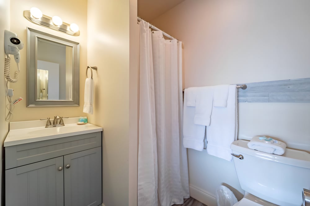 Cottage Queen Bathroom