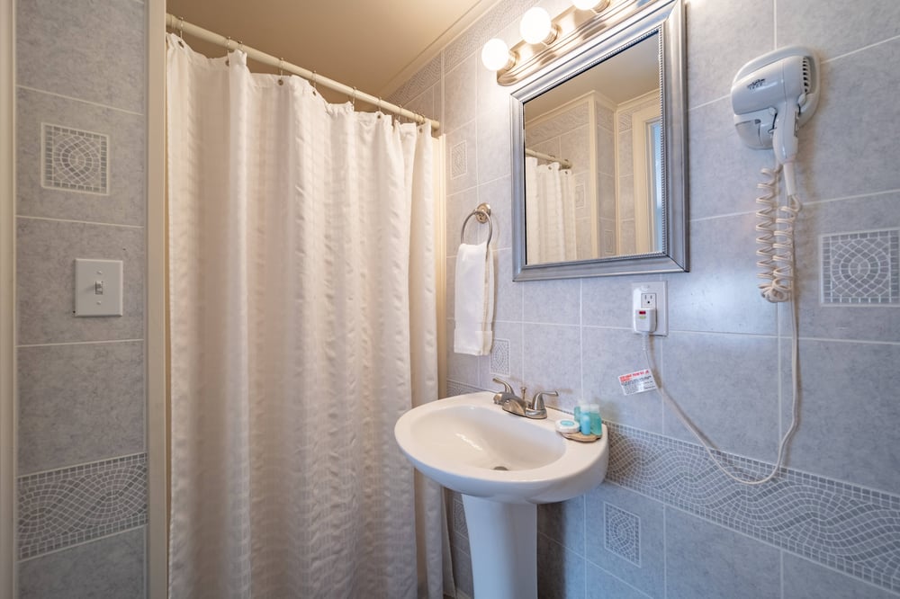 Queen Cottage Studio Bathroom